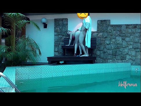 ❤️ Chefe convida criada para a piscina, mas não conseguiu resistir a um Porno de qualidade em nós